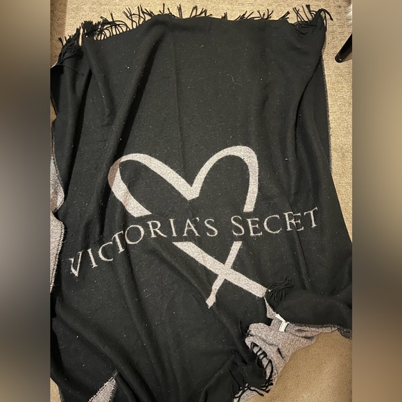 VICTORIA`S SECRET Throw Blanket Limited Edition Cozy Black Pink Heart - Picture 2 of 3